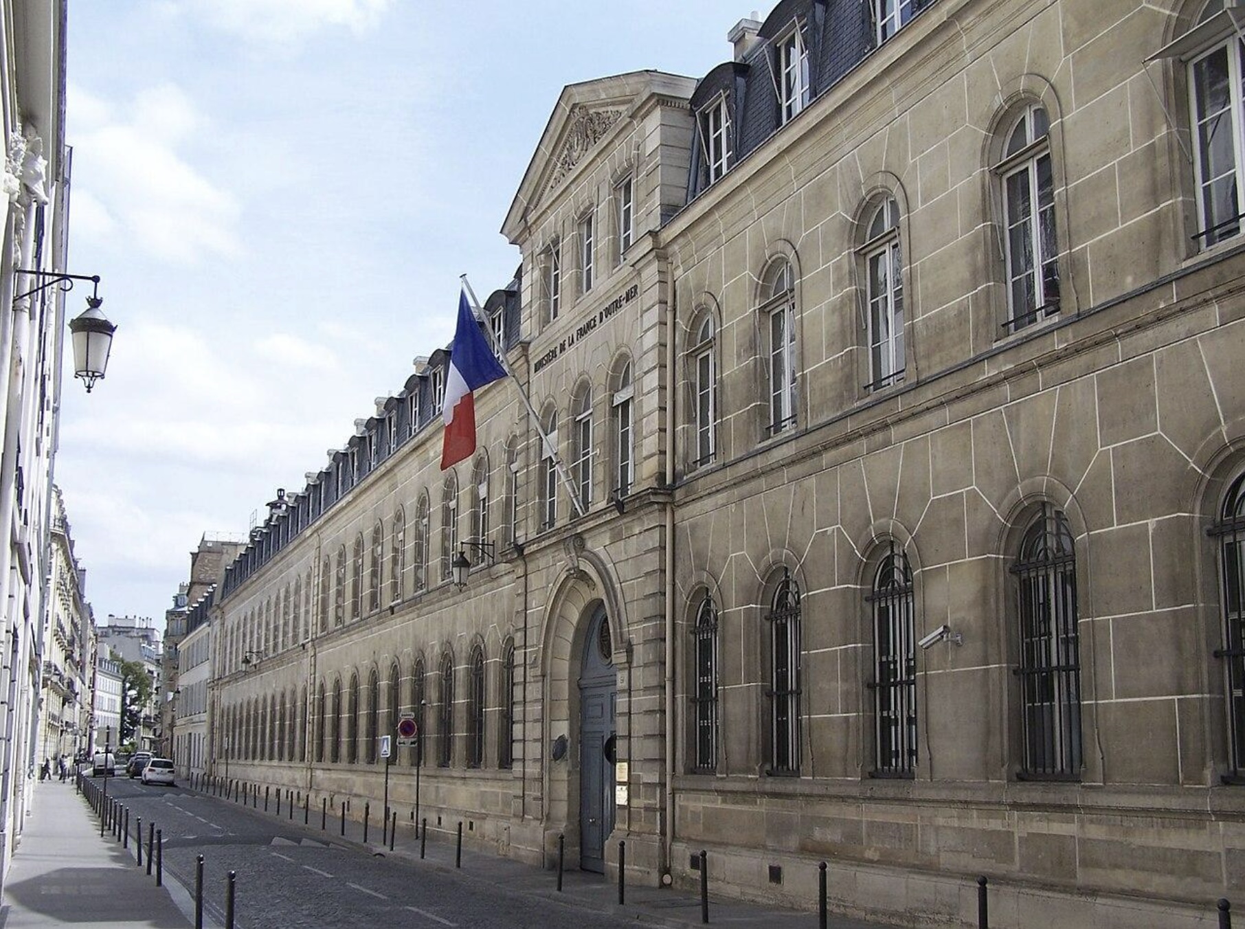 Image libre de droits Wikipedia. « L’entrée du ministère des outre-mer, 27 rue Oudinot, Paris (mai 2012) ».