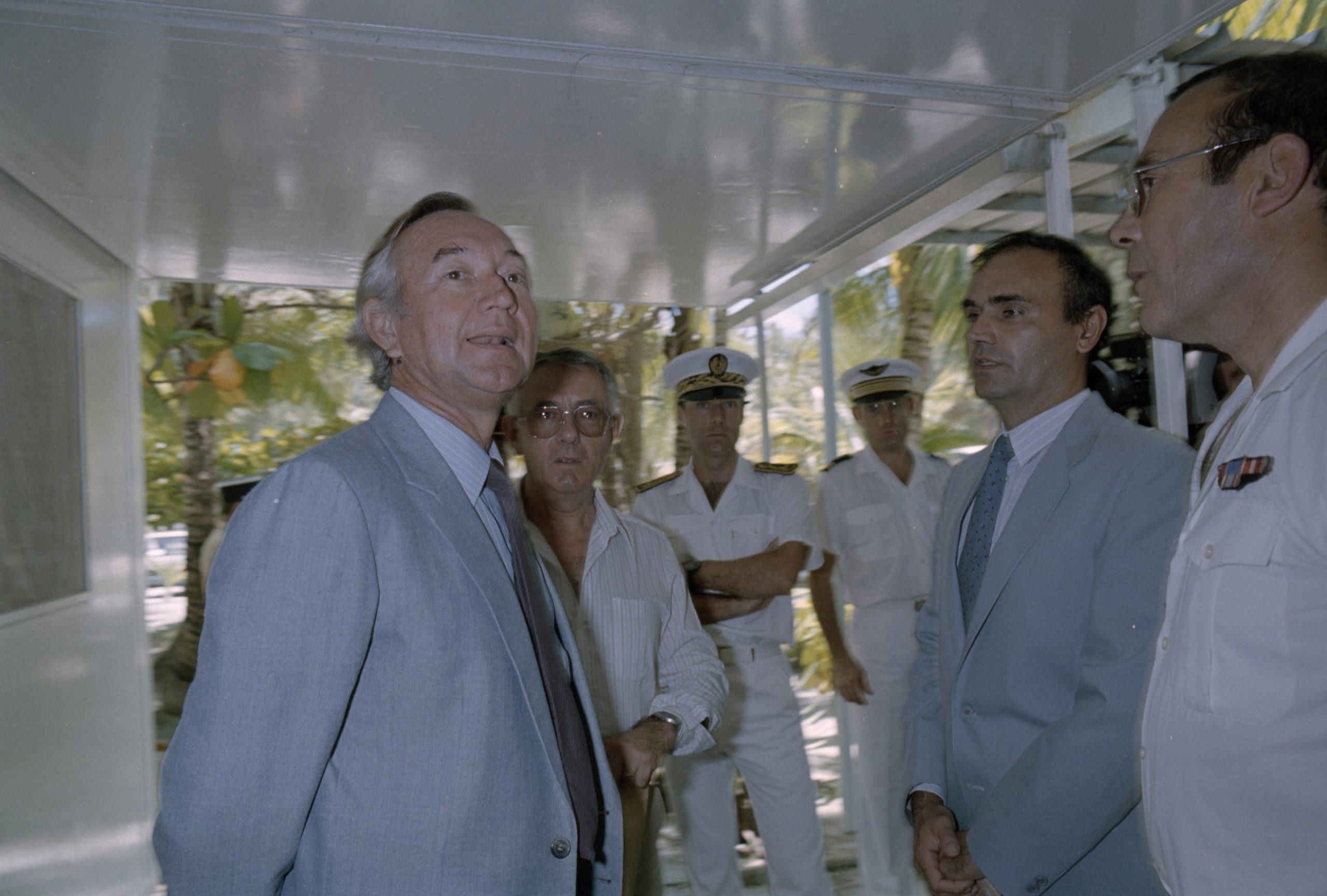 Gaston Flosse, à gauche, président du gouvernement de la Polynésie française, lors de la visite de François Mitterrand en Polynésie française en septembre 1985.