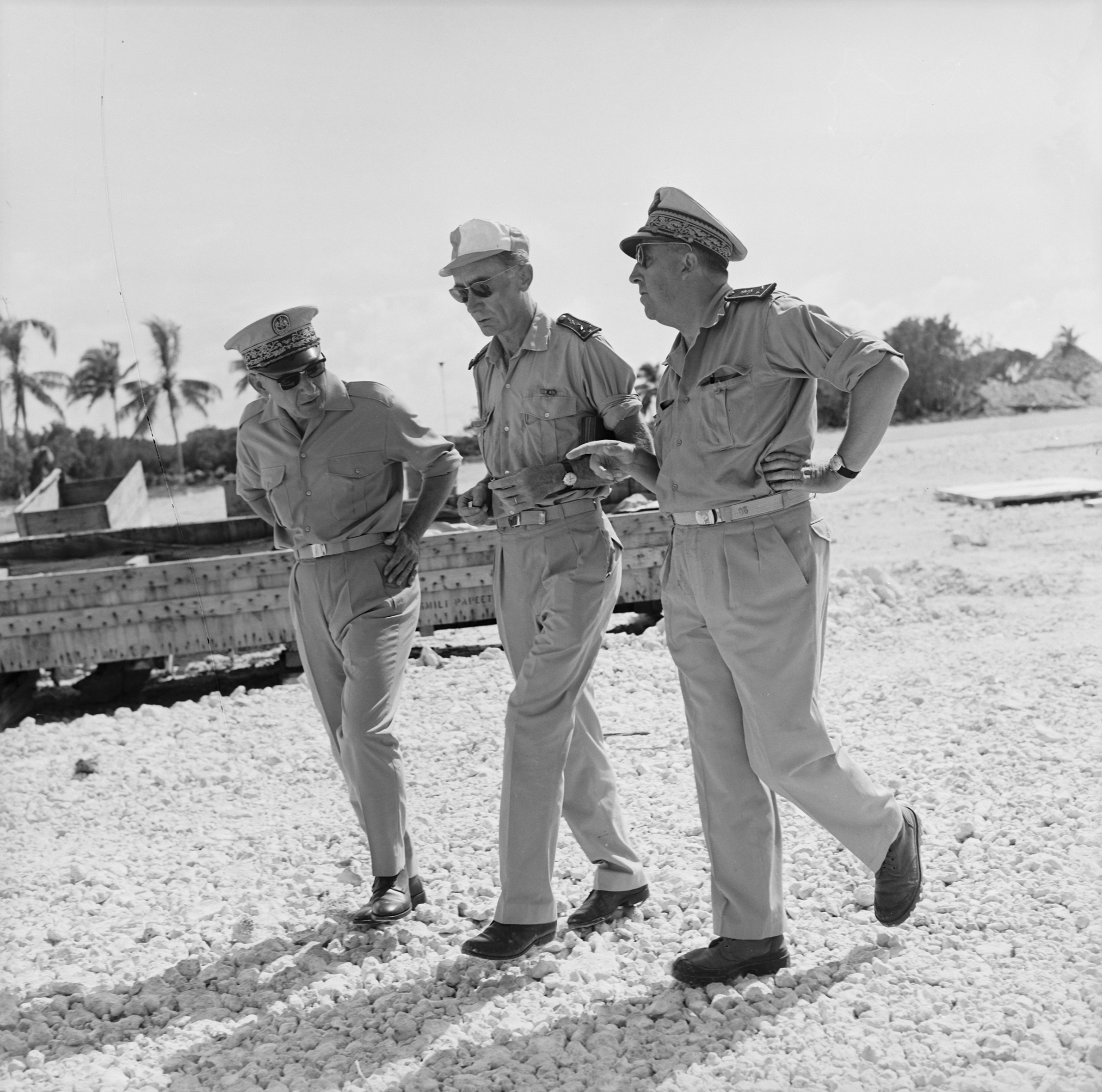 De gauche à droite, le gouverneur Jean Sicurani, le général Jean Thiry et le contre-amiral Jean Thabaud, lors de leur visite de Moruroa en mars 1965.